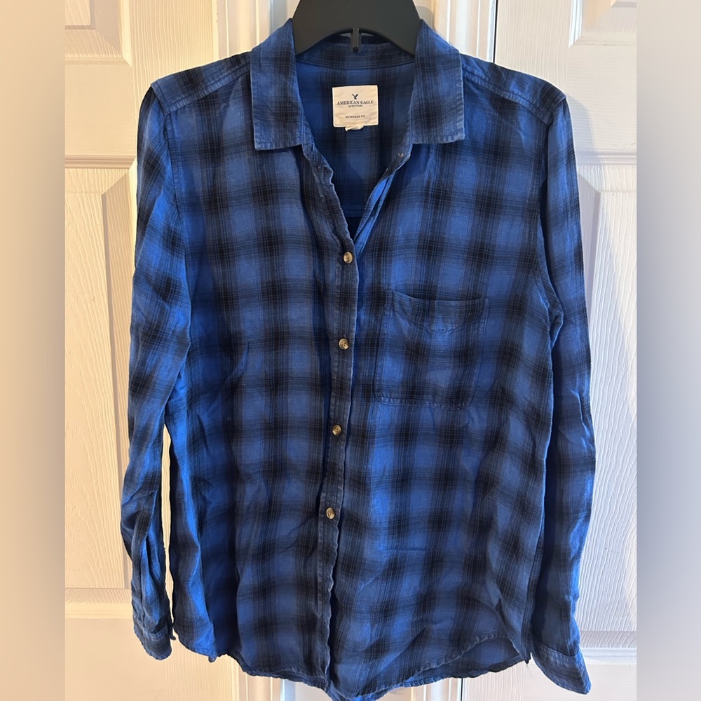 Women’s American Eagle shirt.